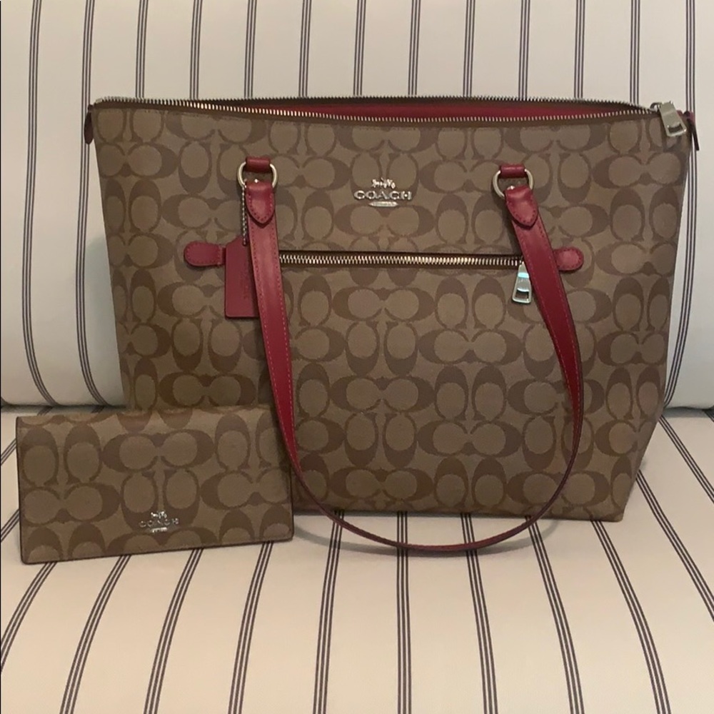 Coach signature shoulder bag and wallet set